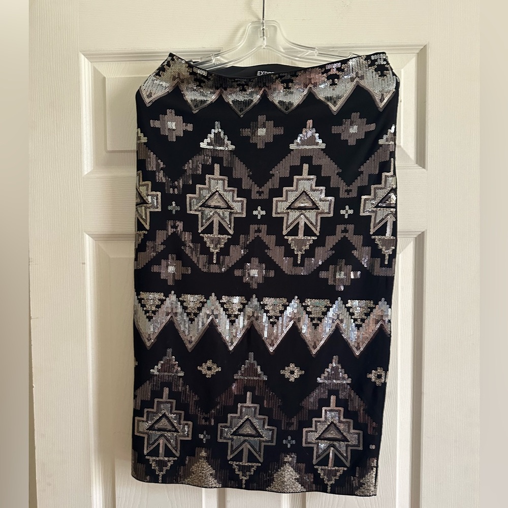 Express Black Sequin Skirt with Side Zipper NWT.  Size: M. (Retail:$98)